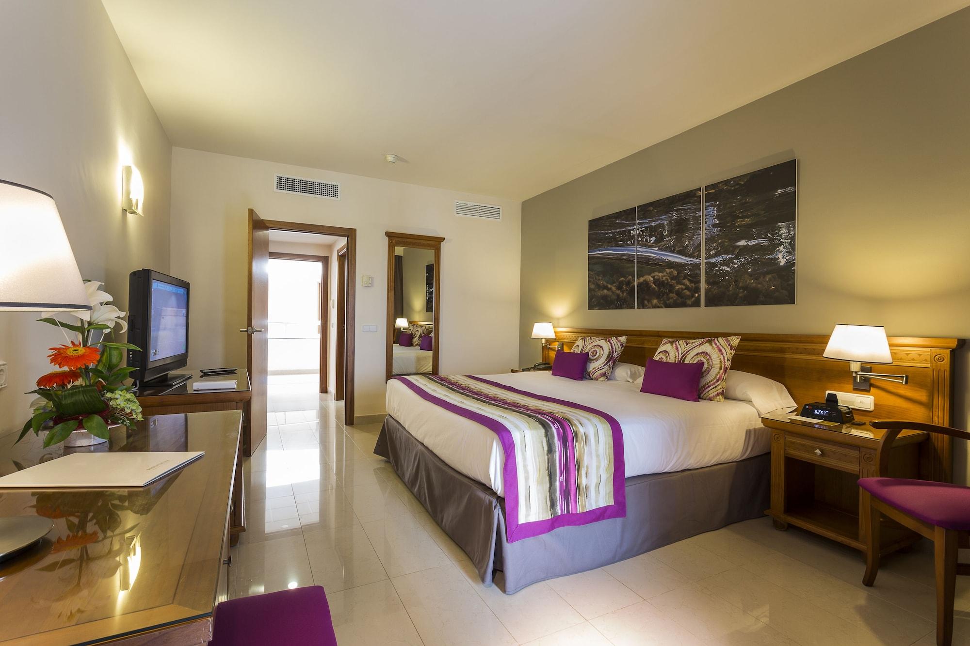Grand Palladium White Island Resort & Spa Playa d'en Bossa Esterno foto A room at the hotel