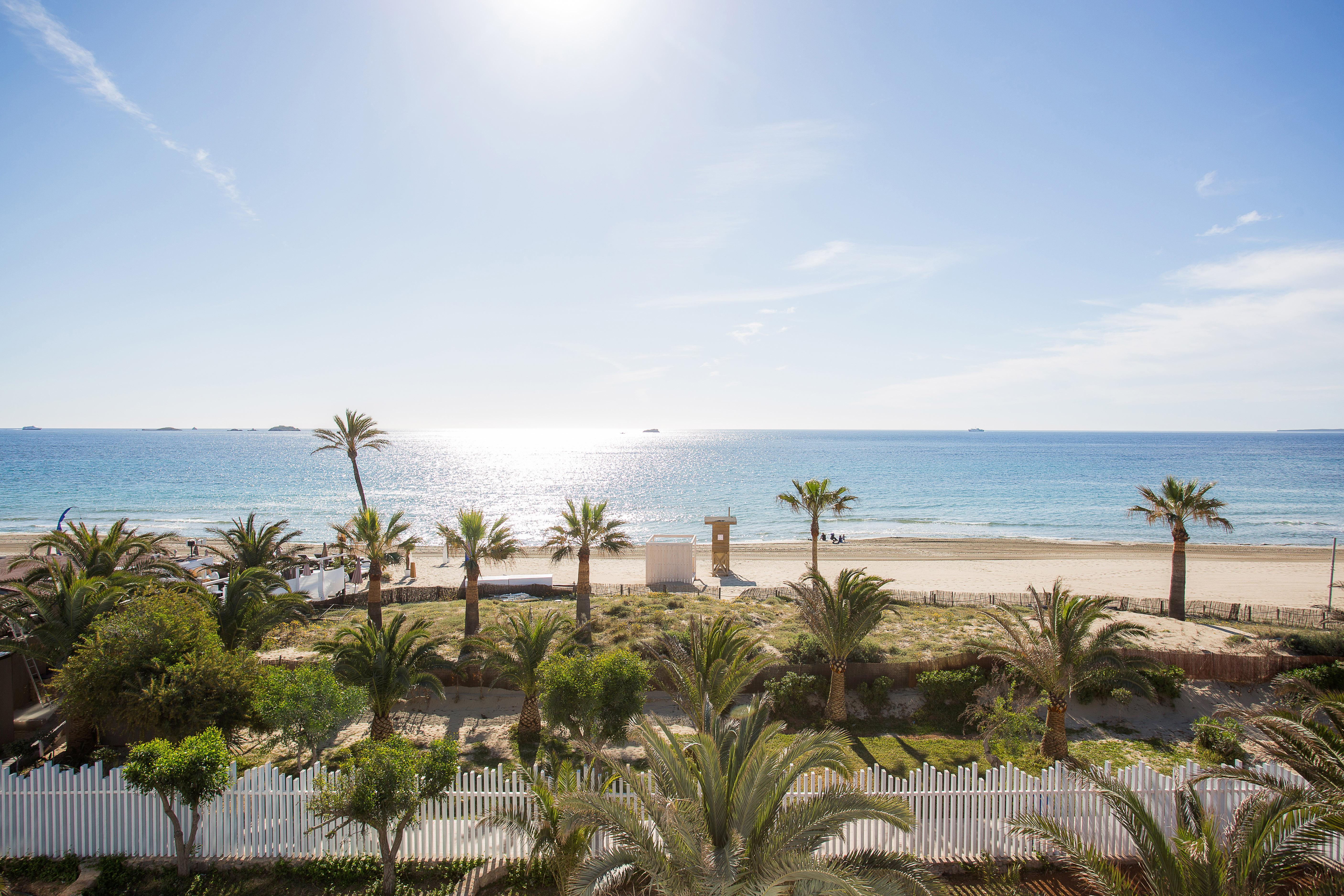 Grand Palladium White Island Resort & Spa Playa d'en Bossa Esterno foto Playa de Sabinillas