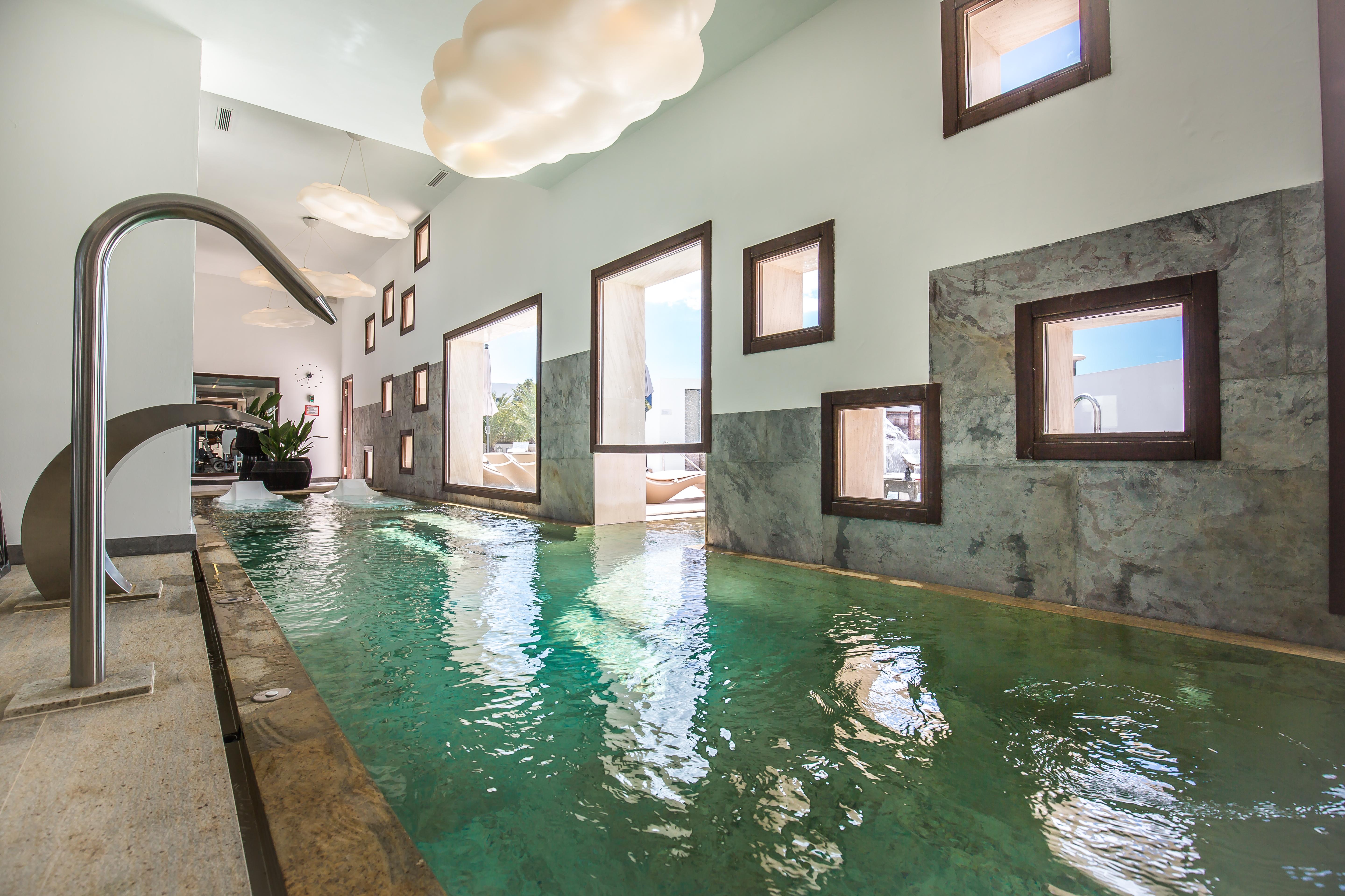 Grand Palladium White Island Resort & Spa Playa d'en Bossa Esterno foto The interior of the hotel