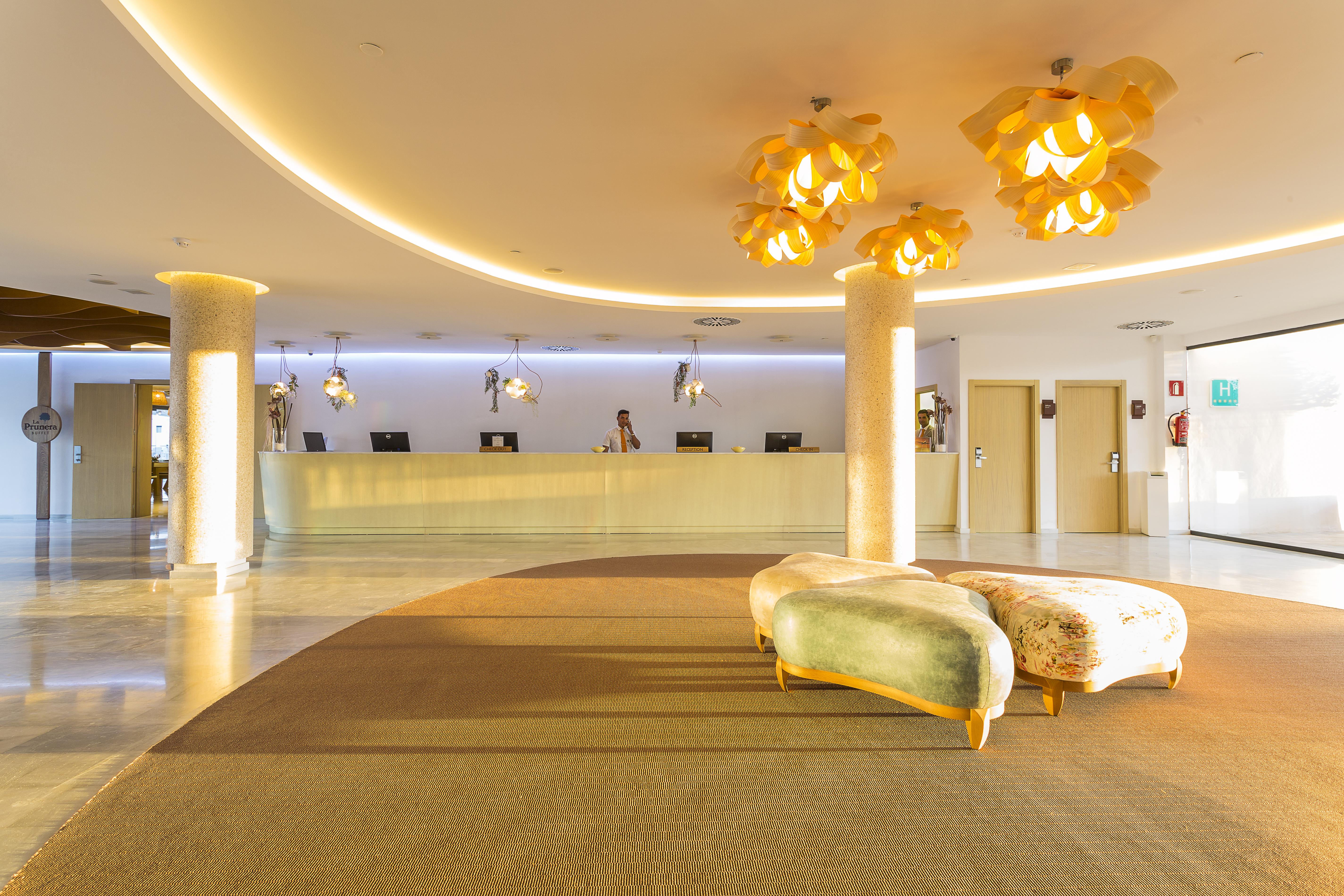 Grand Palladium White Island Resort & Spa Playa d'en Bossa Esterno foto Lobby