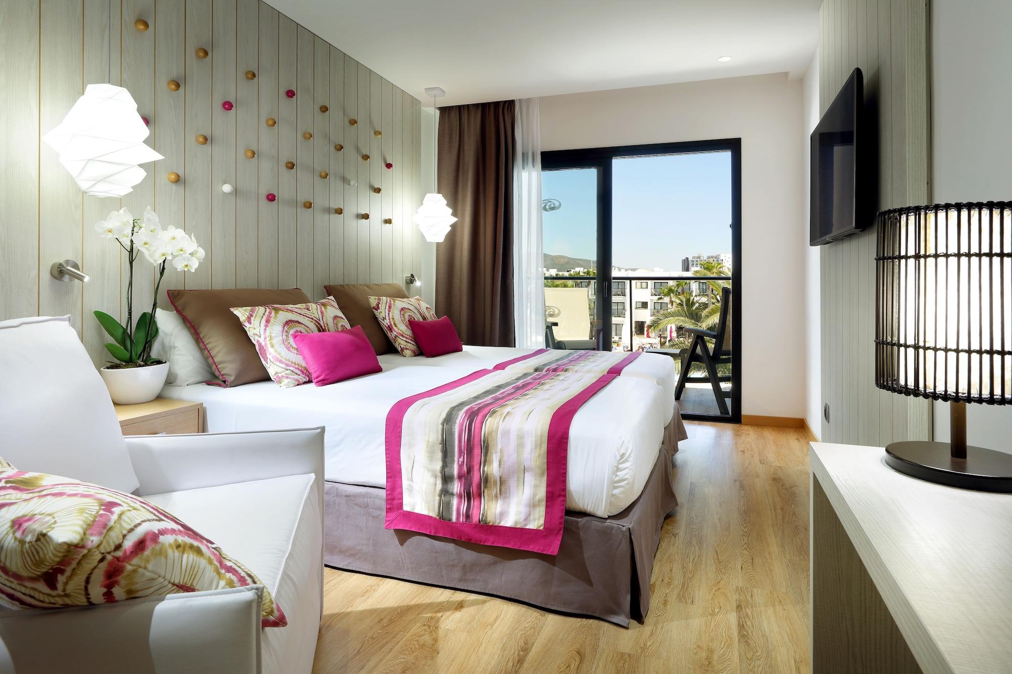 Grand Palladium White Island Resort & Spa Playa d'en Bossa Esterno foto A room at the hotel